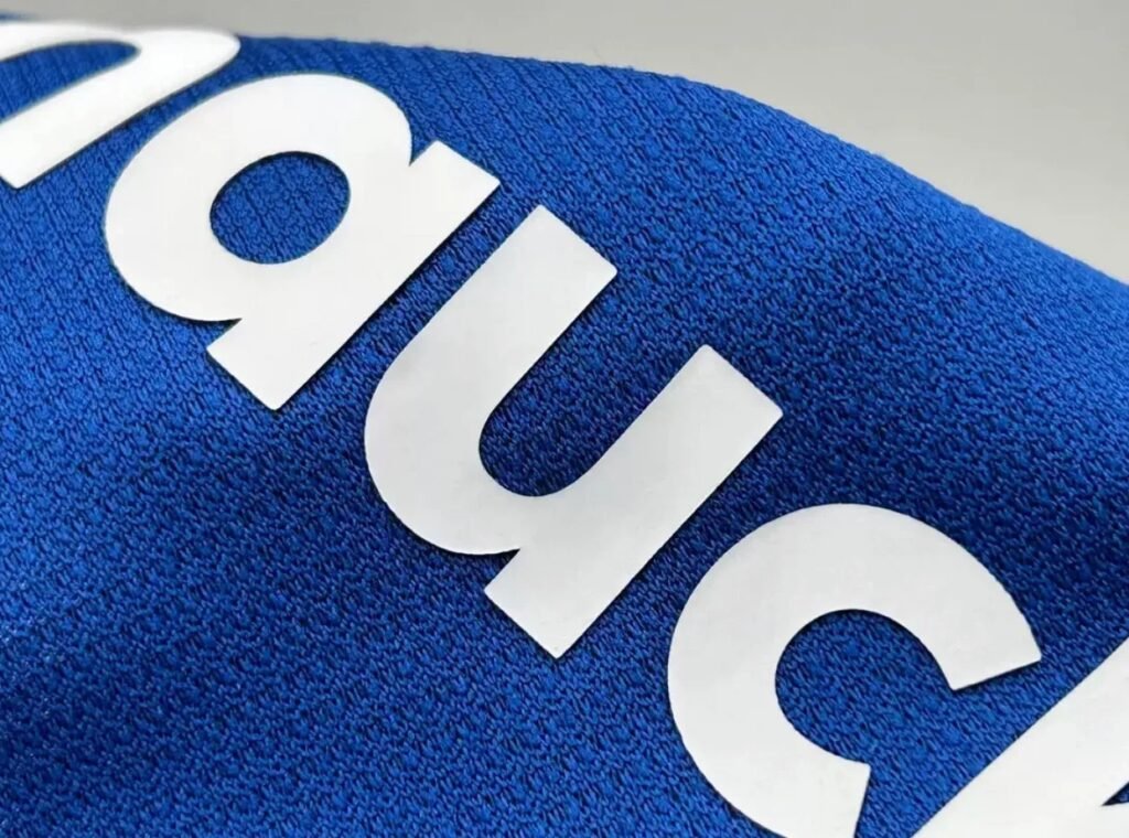 Bereit, Bekleidung zu kreieren, die auffällt? Starten wir Ihr Projekt!