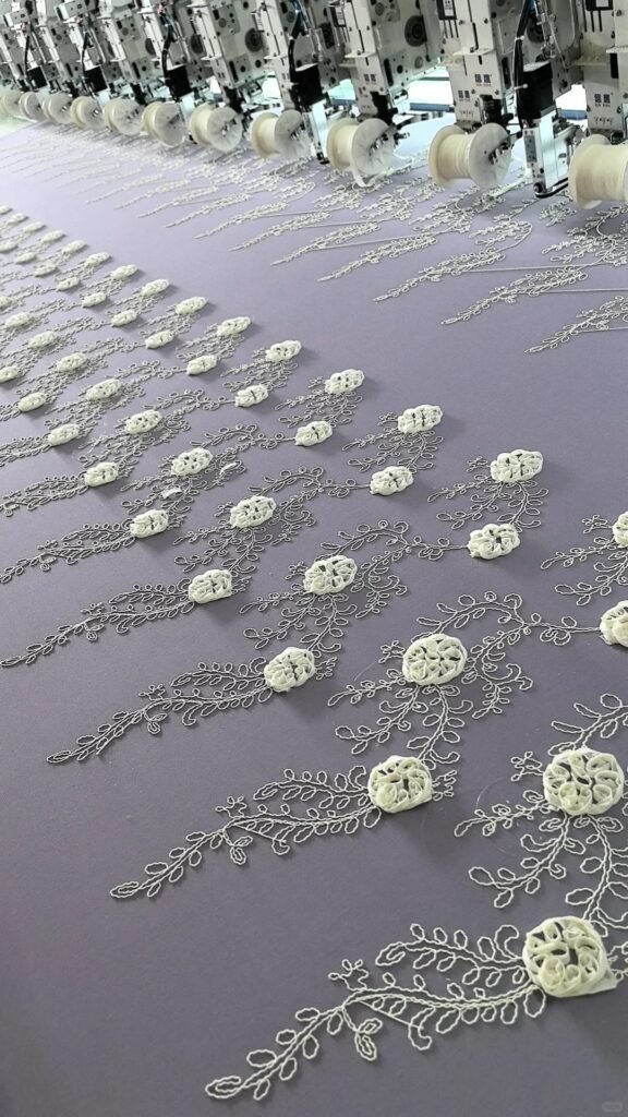 Vom Tech Pack zum fertigen Produkt: Unser nahtloser Bandstickerei-Prozess